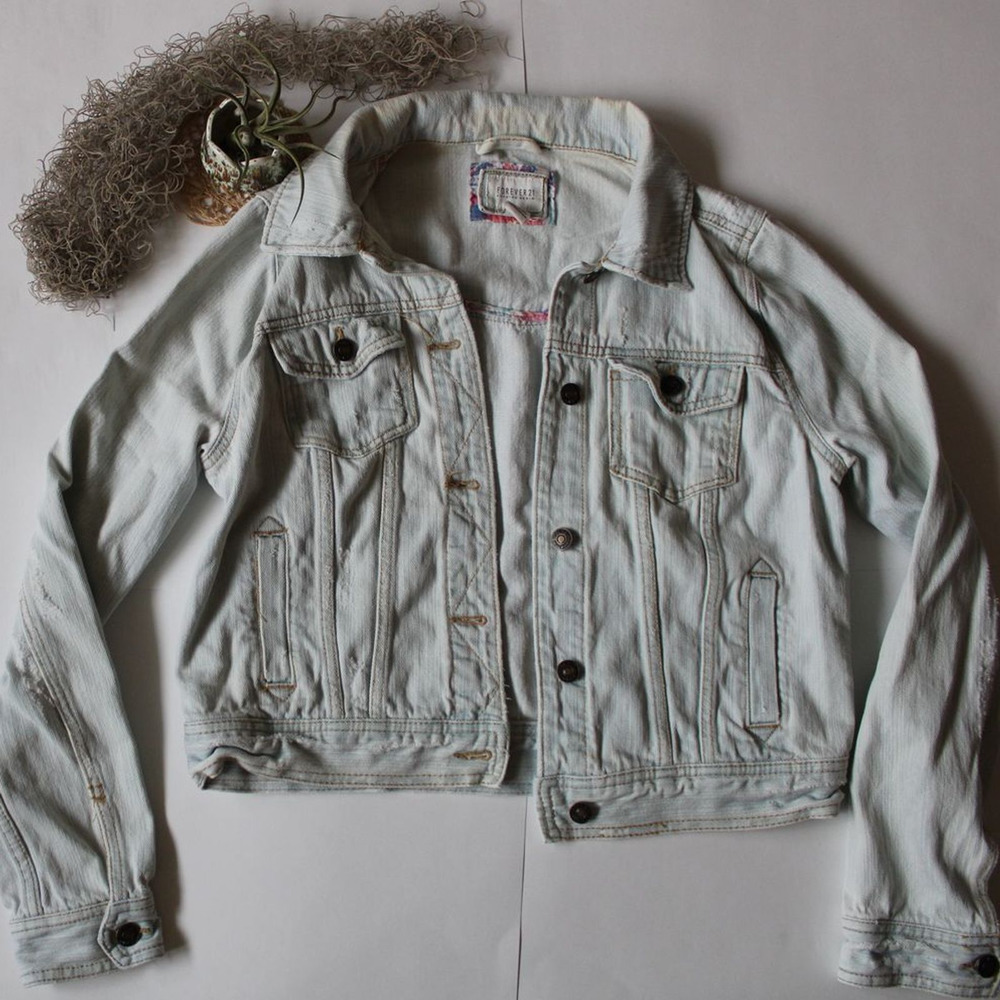 💙🤍Forever 21 Light Wash Distressed Jean Jacket/Coat - Picture 2 of 6